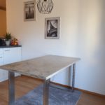 Tisch aus Naturstein mit Edelstahl-Tischfüßen