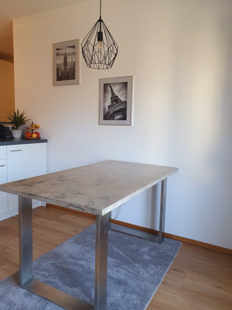 Tisch aus Naturstein mit Edelstahl-Tischfüßen