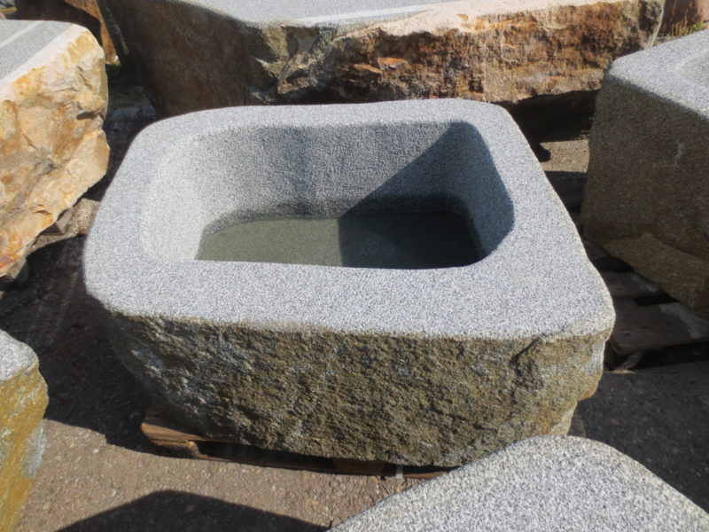 Brunnen-aus-Granitfindling-115x88h52-BWk007
