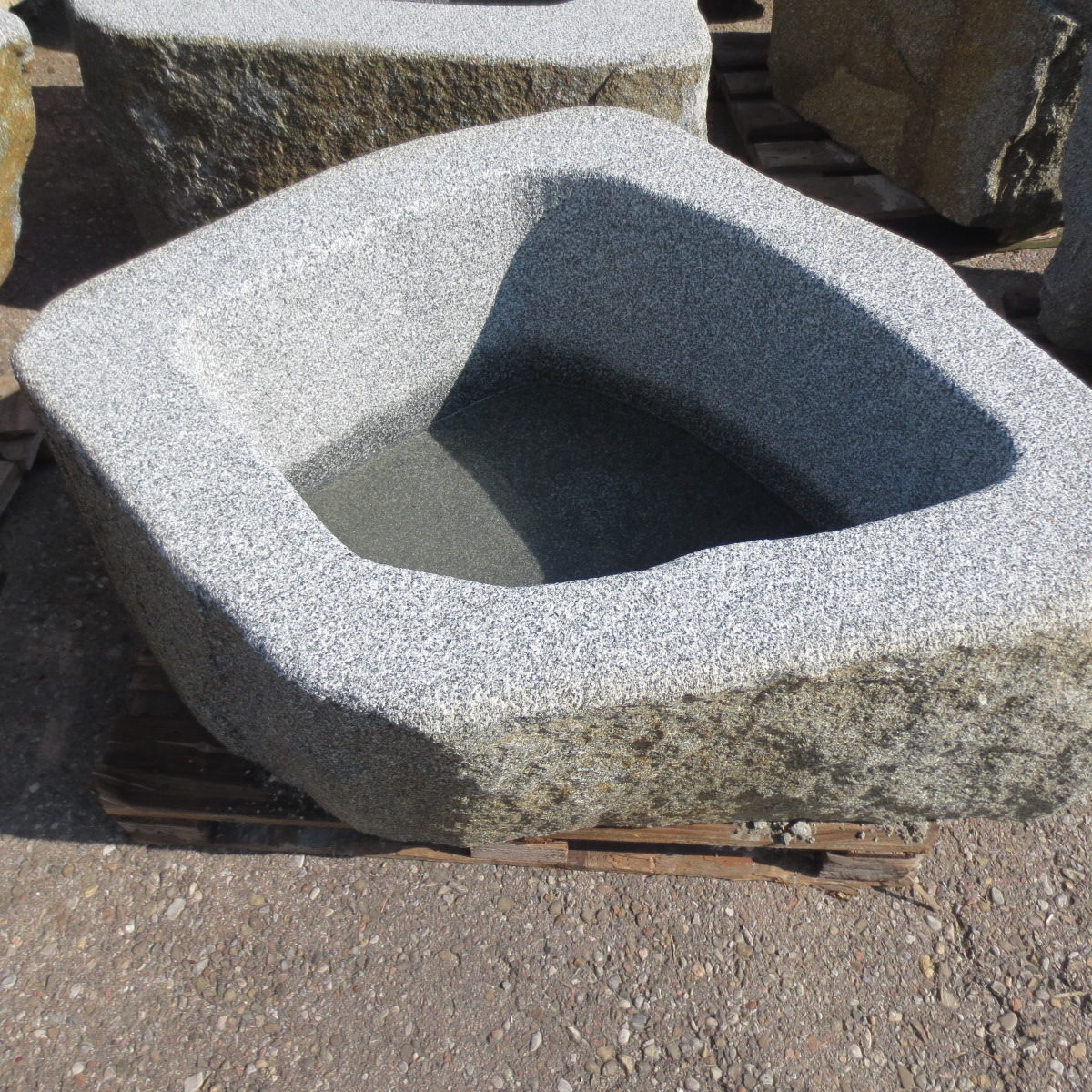 Brunnen-aus-Granitfindling-137x100h58-BWk006