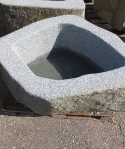 Brunnen-aus-Granitfindling-137x100h58-BWk006