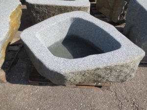 Brunnen-aus-Granitfindling-137x100h58-BWk006