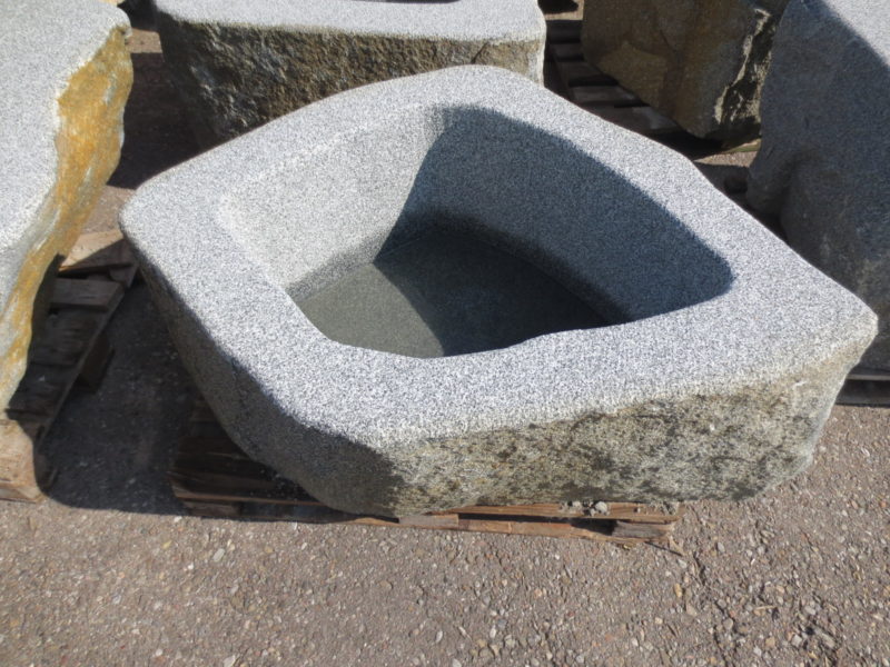 Brunnen-aus-Granitfindling-137x100h58-BWk006
