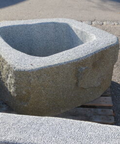 Brunnen-aus-Granitfindling-137x100h58-BWk006