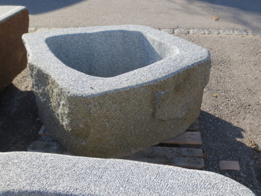 Brunnen-aus-Granitfindling-137x100h58-BWk006