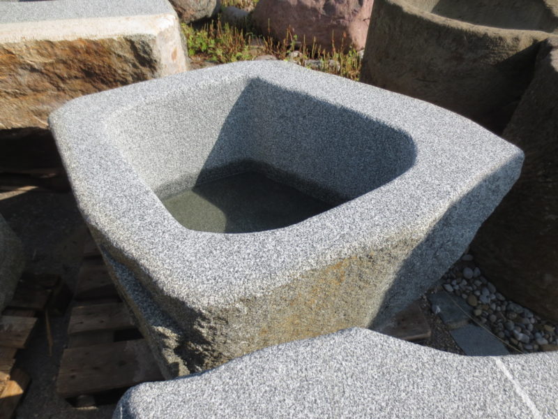 Brunnen-aus-Granitfindling-138x100h59-BWk005