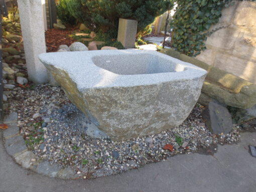 Brunnen-aus-Granitfindling-162x102h66-BWk009-2.jpg