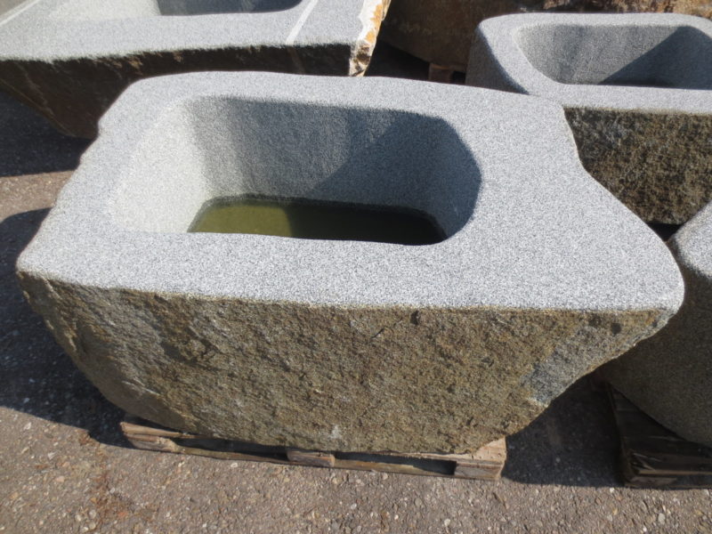 Brunnen-aus-Granitfindling-162x102h66-BWk0091.jpg
