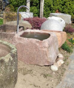 Findlingsbrunnen aus rotem Granit