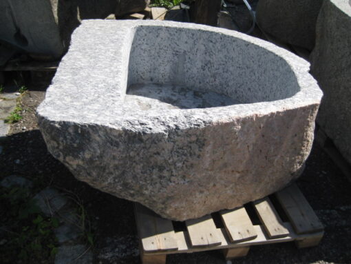 Findlingsbrunnen mit breitem Rand