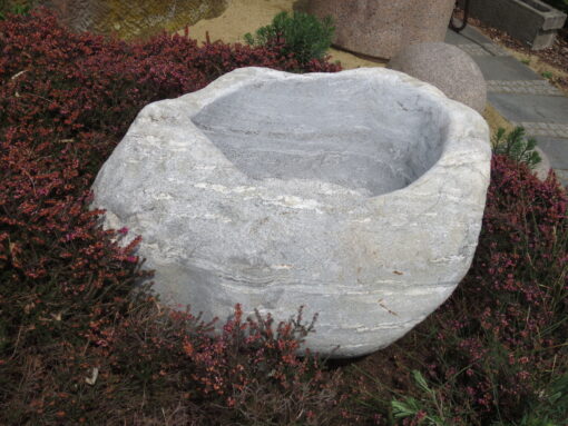 Schöner Findlingsbrunnen