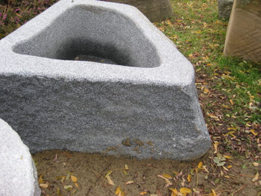 Schöner Findlingsbrunnen – Bild 3