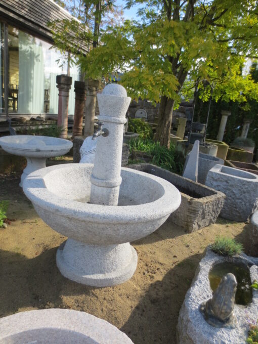 Granitbrunnen rund mit integrierter Säule